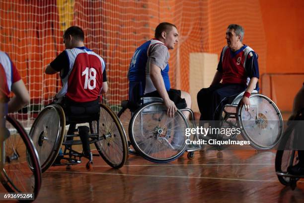 disabled basketball players on break - cliqueimages - fotografias e filmes do acervo