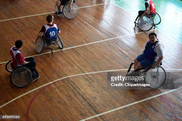 handicapped sportsmen on basketball court - cliqueimages - fotografias e filmes do acervo