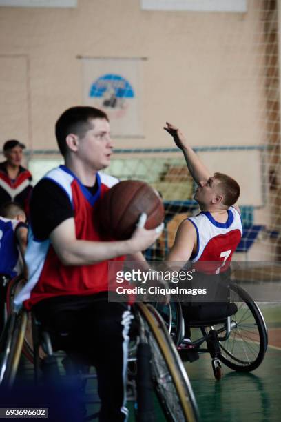 basketball training with handicapped athletes - cliqueimages - fotografias e filmes do acervo