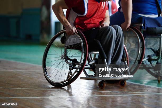 paraplegic sportsman in wheelchair - cliqueimages - fotografias e filmes do acervo
