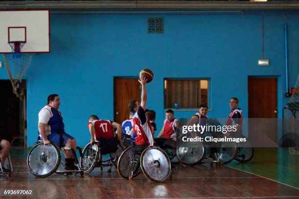 disabled sportsmen playing basketball - cliqueimages - fotografias e filmes do acervo