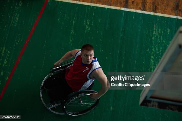disabled basketball player on court - cliqueimages - fotografias e filmes do acervo