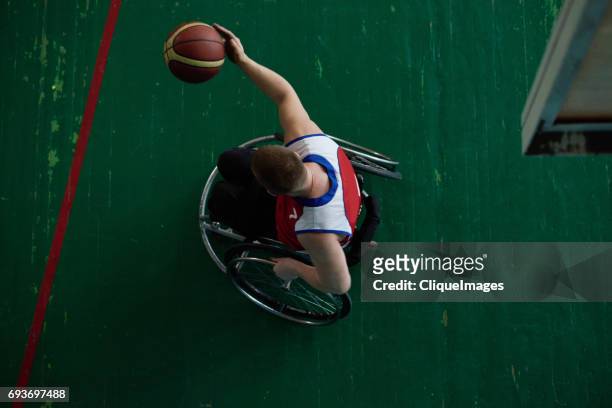 adaptive athlete on basketball practice - sportler mit behinderung stock-fotos und bilder