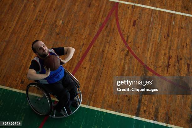 handicapped sportsman throwing ball into basket - cliqueimages - fotografias e filmes do acervo