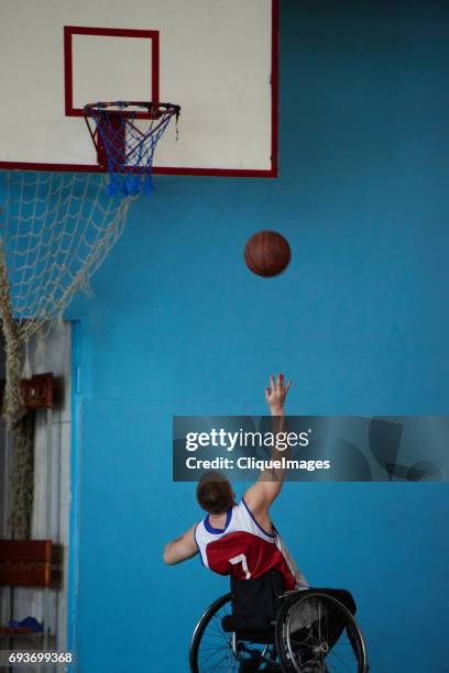 handicapped athlete shooting hoops - cliqueimages - fotografias e filmes do acervo