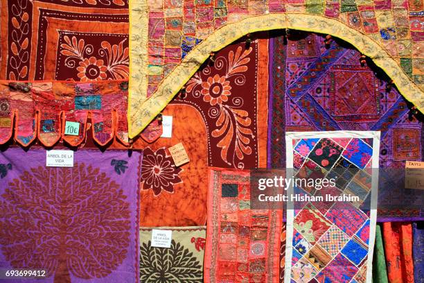 collection of colorful quilts at "el rastro" flea market, madrid, spain. - el rastro stockfoto's en -beelden