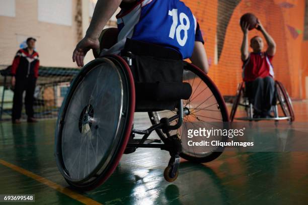 wheelchair athletes on basketball court - cliqueimages - fotografias e filmes do acervo