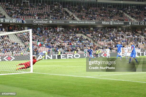 Daniele De Rossi scores the penalty of 3-0 for Italy during the international friendly between Italy and Uruguay at Allianz Riviera stadium on June...