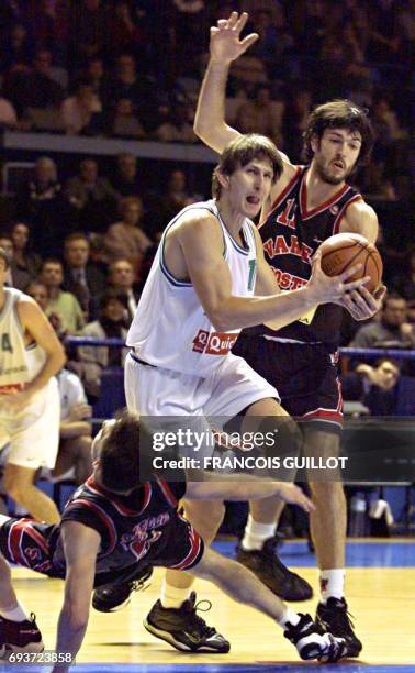 Le Palois, Laurent Foirest , tente d'intercepter le ballon face aux joueurs de Varese, Meneghin , et Pozecco , le 10 décembre à Pau, lors du match...