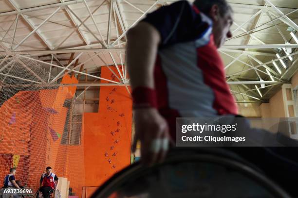 wheelchair athlete training in sports hall - cliqueimages - fotografias e filmes do acervo