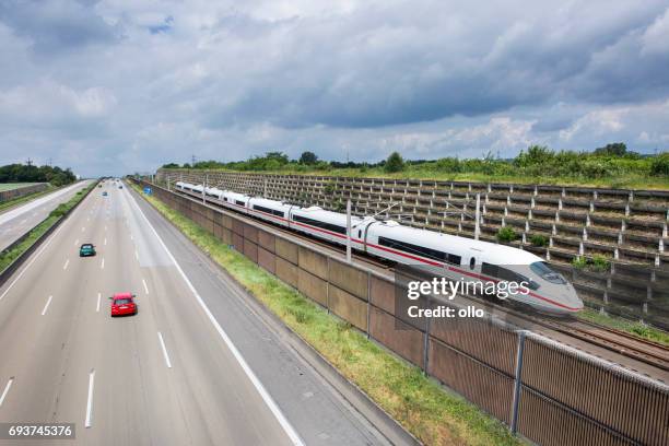 deutsche autobahn und hochgeschwindigkeitszug ice - ice-zug stock-fotos und bilder