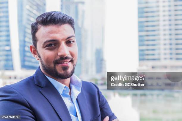 zuversichtlich nahöstlichen business executive - saudi guy stock-fotos und bilder
