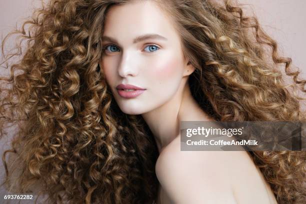 bellissimo modello - curly hair foto e immagini stock