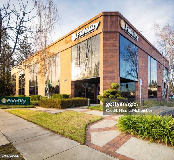 fidelity investment outlet building entrance with sign - loyalty imagens e fotografias de stock