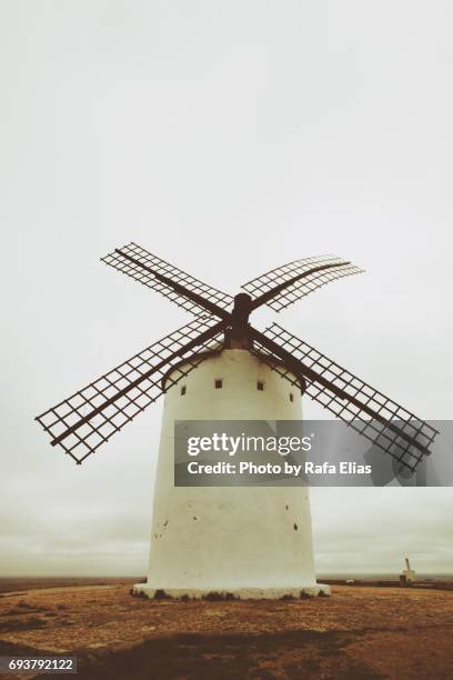 spanish windmill - castilla la mancha stock-fotos und bilder