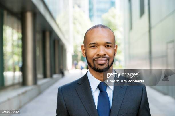 portrait of business man - black blazer photos et images de collection