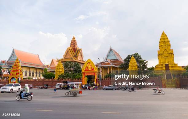 wat qunalom pagoda in phnom penh in cambodia home of cambodian buddhism - wat ounalom stock pictures, royalty-free photos & images