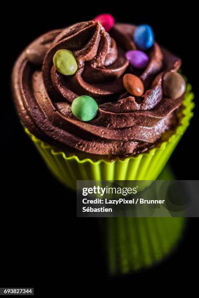 chocolate cupcake - lazypixel stock-fotos und bilder