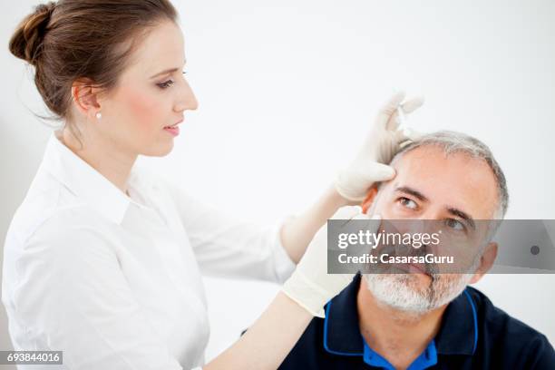 chryotherapy se utiliza para quitar una mancha de años - dermatología fotografías e imágenes de stock