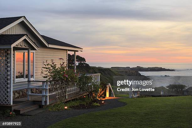 cottage on the ocean at sunset - comté de mendocino photos et images de collection