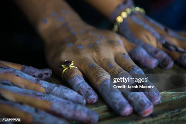 sama-bajau bride and groom henna tattoos. - bajau stockfoto's en -beelden