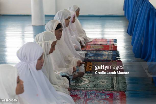 muslim women praying in a mosque, tawi-tawi, philippines. - tawi tawi stock-fotos und bilder