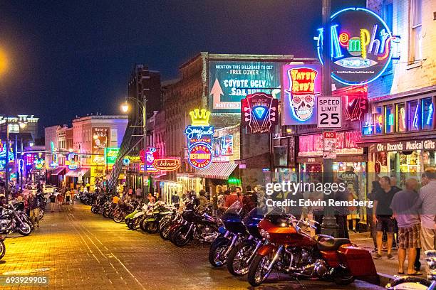 bright lights and bikes - beale street stockfoto's en -beelden