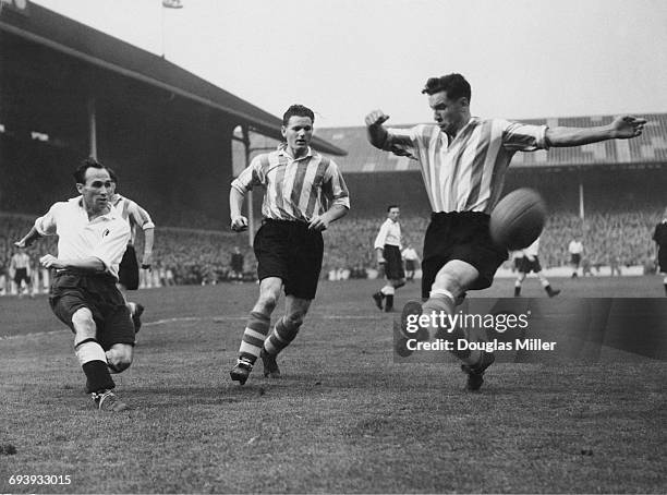 Outside left Les Medley of Spurs crosses the ball past left back Jack Hedley and centre half Billy Walsh of Sunderland during their English League...