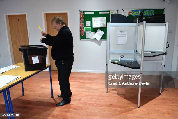 An official seals an empty ballot box before voting can begin at a polling station in Stalybridge on June 8, 2017 in Greater Manchester, United...