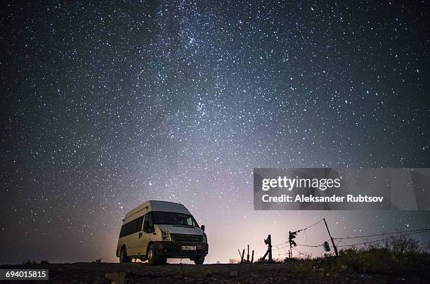 camper van under starry sky - camping bus stock-fotos und bilder