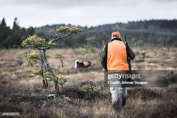 man hunting - jagende dieren stockfoto's en -beelden