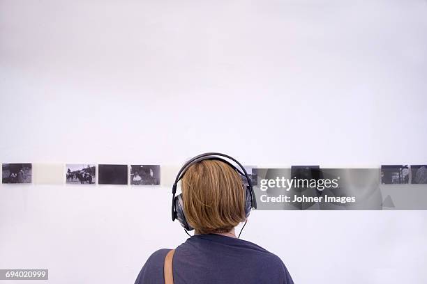 young woman looking at exhibition - gallery imagens e fotografias de stock