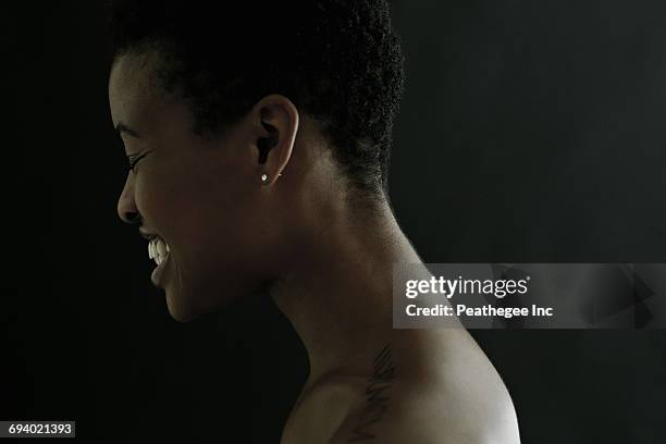 profile of black woman laughing with eyes closed - personnes adultes de profil rire photos et images de collection