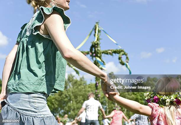 people having fun in park - midsommar fotografías e imágenes de stock