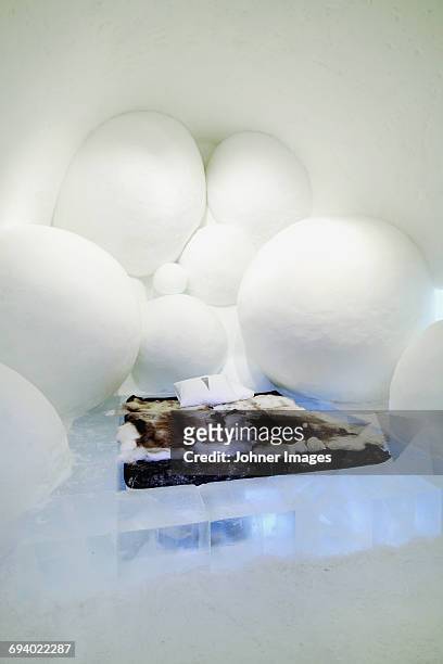 ice bed - ice hotel sweden stockfoto's en -beelden