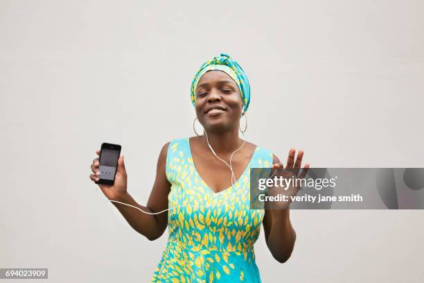 black woman dancing to music on cell phone - women dancing on music cutout fotografías e imágenes de stock