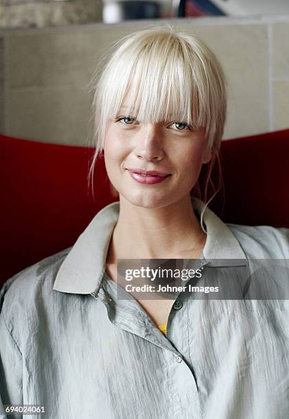 portrait of smiling woman - pony haardracht stockfoto's en -beelden