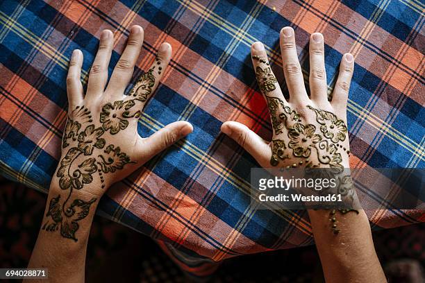 henna painting on hands - body art stock pictures, royalty-free photos & images