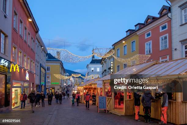 villach at christmas, the hauptplatz - austria - villach stock pictures, royalty-free photos & images