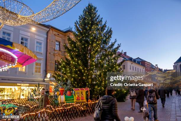 villach at christmas, the hauptplatz - austria - villach stock pictures, royalty-free photos & images