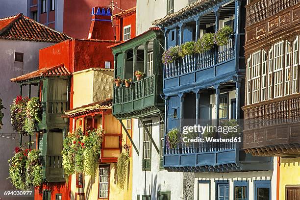 spain, canary islands, la palma, houses in santa cruz de la palma - santa cruz de la palma stock pictures, royalty-free photos & images