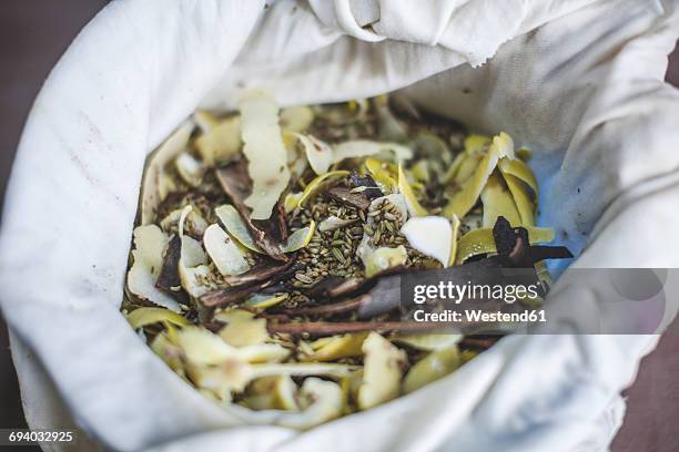 bag with herbs and spices to flavour gin - gin stock-fotos und bilder