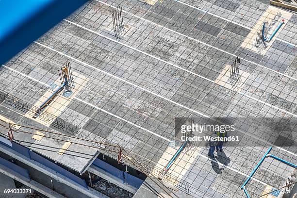 construction workers standing on foundation, talking - baustelle von oben stock-fotos und bilder