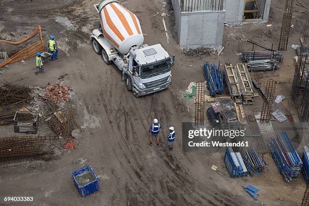concrete mixer on construction site, view from above - betonmischmaschine stock-fotos und bilder
