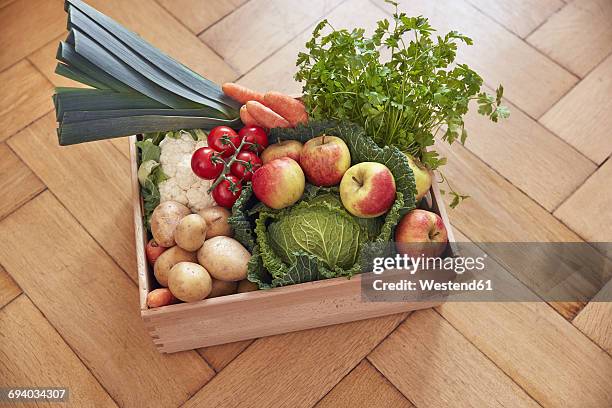 box with produce on parquet floor - fresh vegetables photos et images de collection