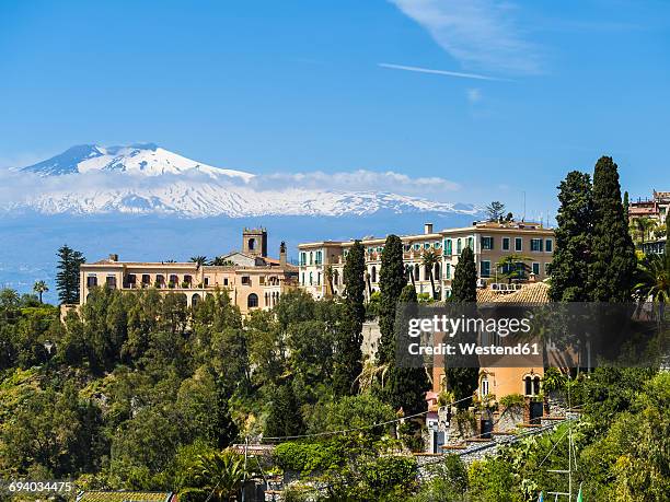 italy, sicily, taormina, view to hotel with mount etna in the background - etna stock-fotos und bilder