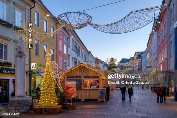 villach at christmas, the hauptplatz - austria - villach stock pictures, royalty-free photos & images