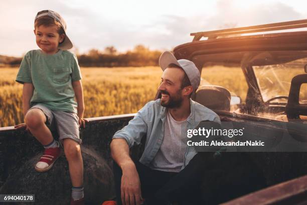 jungen-zeit! - campingwagen stock-fotos und bilder