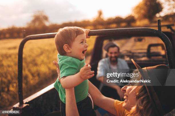 familia en un viaje por carretera - baby safari fotografías e imágenes de stock