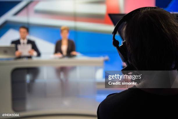 kameramann filmen - nachrichtenredaktion stock-fotos und bilder